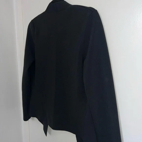 Sophisticated Black Blazer with Tailored Fit and Luxurious Fabric - Picture 5 of 9